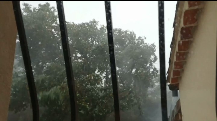 AsSiniGrabieux's tweet photo. 16. Photo prise d'une fenêtre

"Le bonheur est-il aussi bref qu'un orage dans un ciel d'été ?"

Quand arrive mi-août, nous savons que de gros orages peuvent se produire dans les Cévennes. Cette année, celui-ci fut le 14. Assez violent ! 

#photoctober
#PhotoChallenge2022November https://t.co/jFKopJr4xW