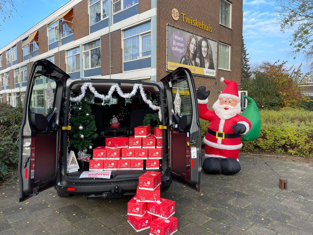 Ouderenfonds's tweet photo. Kerstambassadeur @BloemenKarin is nu te gast bij @Hlf8Live om te vertellen over mooie ontmoetingen met ouderen die zij had vandaag. Samen met vrijwilligers ging zij op pad om hen te verblijden met een kerstbox. Kijken dus! https://t.co/BfEgmC2h2s