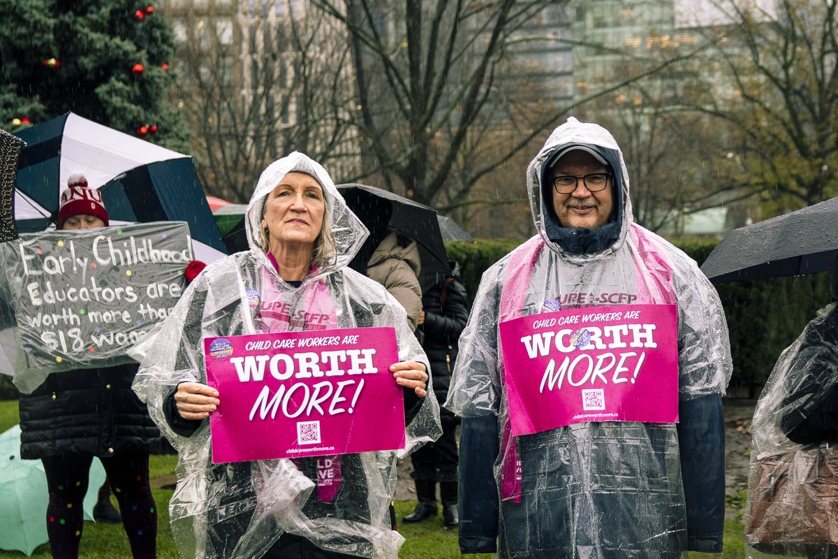 OFLabour's tweet photo. On the National Day of Action for Child Care, hundreds gathered at Queen’s Park to say: ECEs and child care workers are #WorthMore!

Take action to demand better pay, better quality, and better access: https://t.co/rzGT8wOvrp #OnLab #OnPoli https://t.co/V7b7FTn1R8