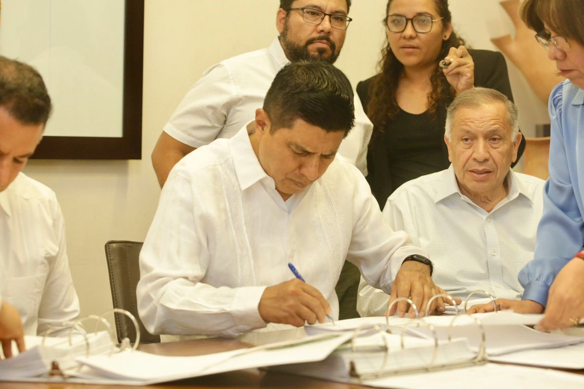 salomonj's tweet photo. A pocas horas de nuestra toma de protesta, seguimos en el proceso de entrega-recepción con el gobierno actual. Estamos cuidando cada detalle del patrimonio y los recursos del pueblo, para que se reciba todo en completo orden. https://t.co/N9lMbIrFQX