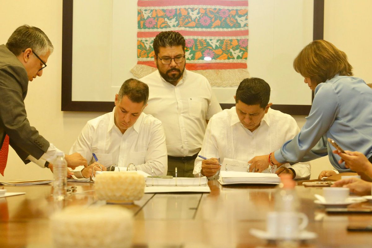 salomonj's tweet photo. A pocas horas de nuestra toma de protesta, seguimos en el proceso de entrega-recepción con el gobierno actual. Estamos cuidando cada detalle del patrimonio y los recursos del pueblo, para que se reciba todo en completo orden. https://t.co/N9lMbIrFQX