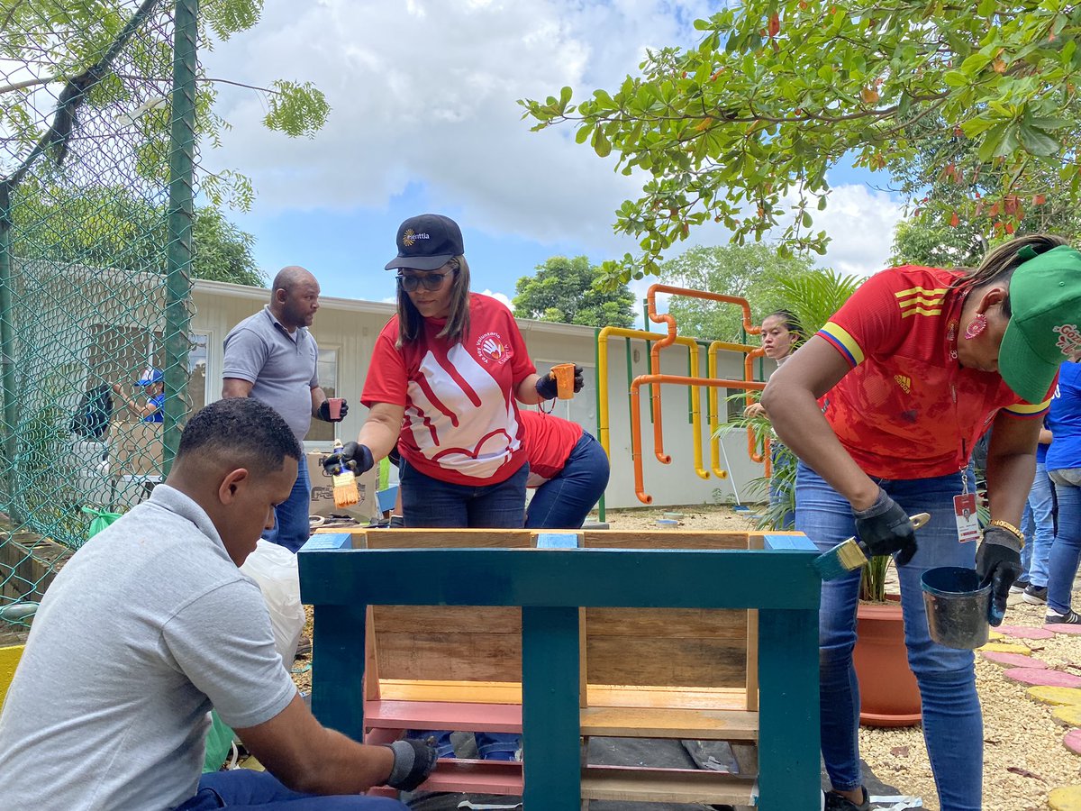 Al rededor de 4️⃣6️⃣ voluntarios hicieron parte de la construcción de puntos verdes y ecoespacios en la comunidad de Bicentenario en el marco de <a href="/Urban95cm/">Urban95</a>.💚✅

<a href="/UnitedWayCO/">United Way Colombia</a>
<a href="/F_Santo_Domingo/">Fundación Santo Domingo</a>
<a href="/pintuco_oficial/">Pintuco®</a>
<a href="/colectivotraso/">TRASO Colectivo de Transformación Social</a>
<a href="/FundacionFEMSA/">Fundación FEMSA</a>
Fundación Bernard Van Leer