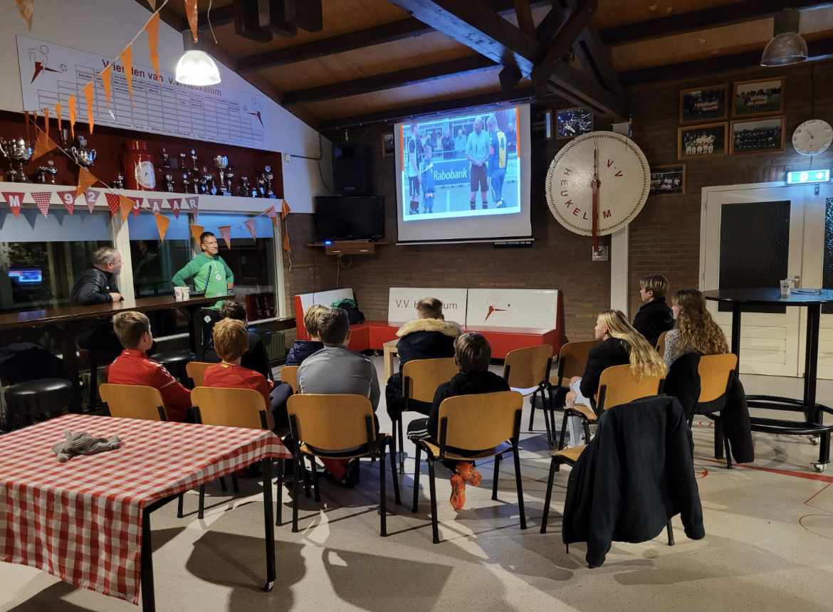 Maandagavond 28 november hebben een aantal jeugdleden van de JO15, MO15 en JO16 deelgenomen aan de cursus “hoe wordt ik een jeugdscheidsrechter” gegeven door scheidrechters Sjors en Ron van <a href="/GSV_Gorinchem/">GSV</a> bit.ly/3XK6chA