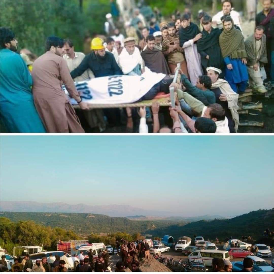 Yousafpathan77's tweet photo. ہزاروں فٹ زیر زمین اندر سے کویلہ نکال کر دو وقت کی روزی کمانے والے شانگلہ کے چار بدقسمت نوجوانوں سمیت 9 افراد گیس دھماکے سے زندگیاں ہار گئے ۔
لاشوں کو کفن پہنانے کے بعد شانگلہ بھیجا گيا۔
#Bunertv https://t.co/wvwpP7Uatd