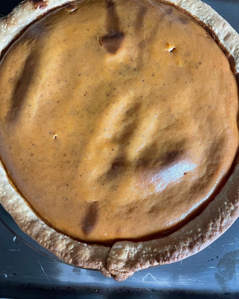 CandaceHavens's tweet photo. Itโs been an interesting six days. But I did well with my Thanksgiving pies. By well, I mean people liked them. They were not pretty. I forgot to take a pic of the chocolate and apple. #firsttimebaker #firsttimebakersclub #mysterwriter #books #pie https://t.co/tsQPjbci8G