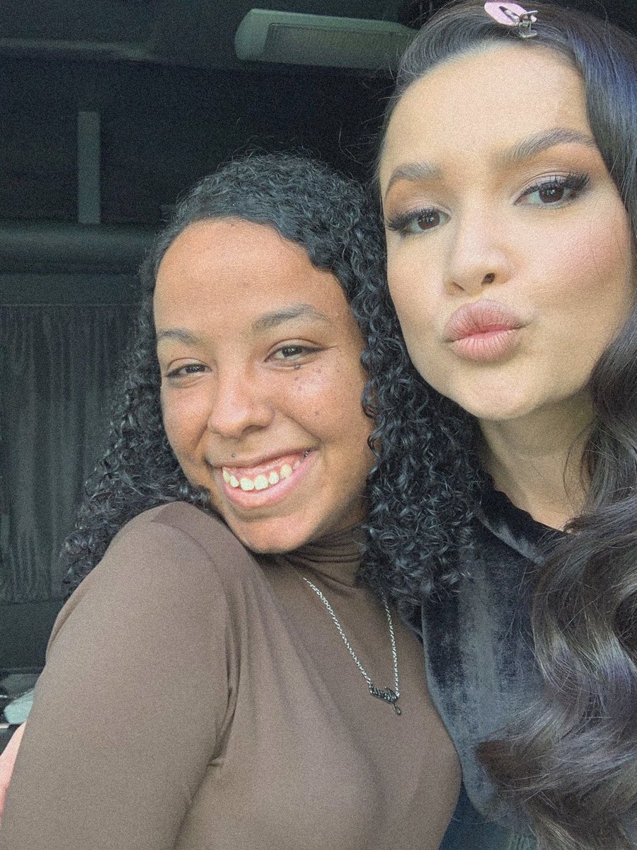 hugsfreire's tweet photo. com a best @juliette ♥️ https://t.co/ZllI8OgRwt