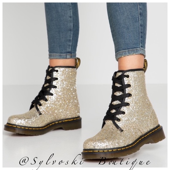 fruitgalthrift's tweet photo. So good I had to share! Check out all the items I'm loving on @Poshmarkapp from @sylvoski #poshmark #fashion #style #shopmycloset #drmartens #pacsun: https://t.co/hmCEL0TfU7 https://t.co/xfHivGEtAV