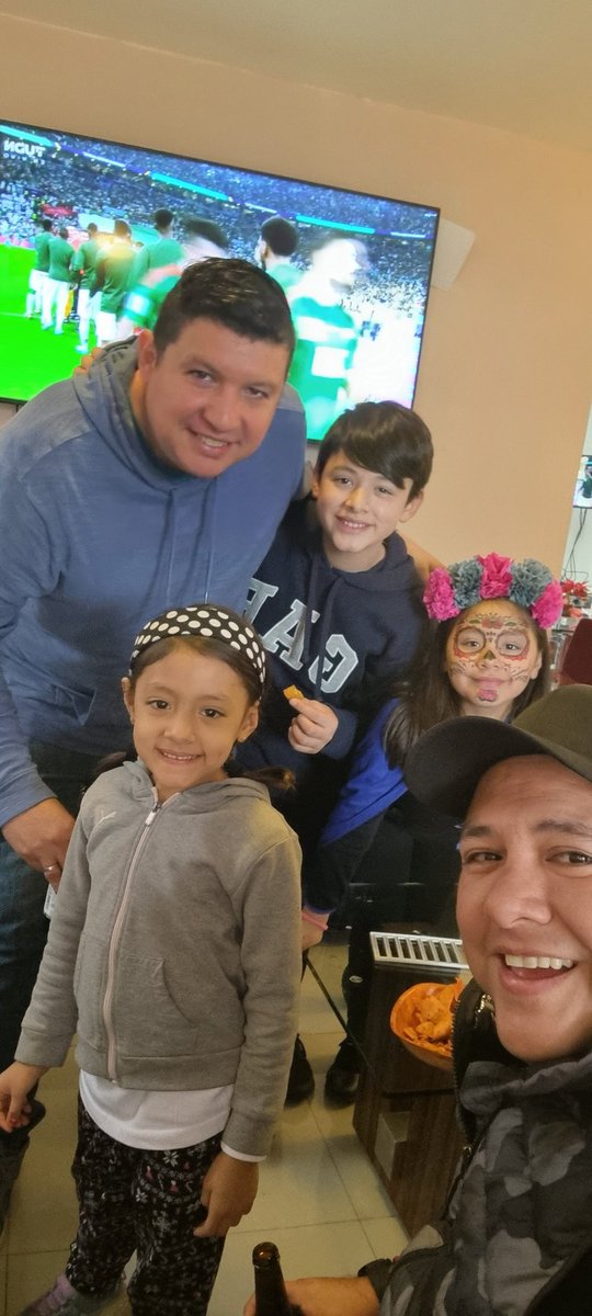 dvdbadillo's tweet photo. Apoyando a nuestra seleccion !!
#deregiospararegios saludos ...desde acá,,,directos para allá https://t.co/RYm7zQALL5