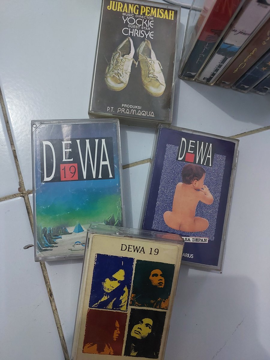 comradenico's tweet photo. Seneng banget hari ini Akhirnya dapet kaset pita legendaris.
Kaset "Jurang Pemisah" oleh Yockie Suryoprayogo dan Chrisye (1977) dan kaset fullset album Dewa 19 nya om @AHMADDHANIPRAST https://t.co/3db25ebEFD