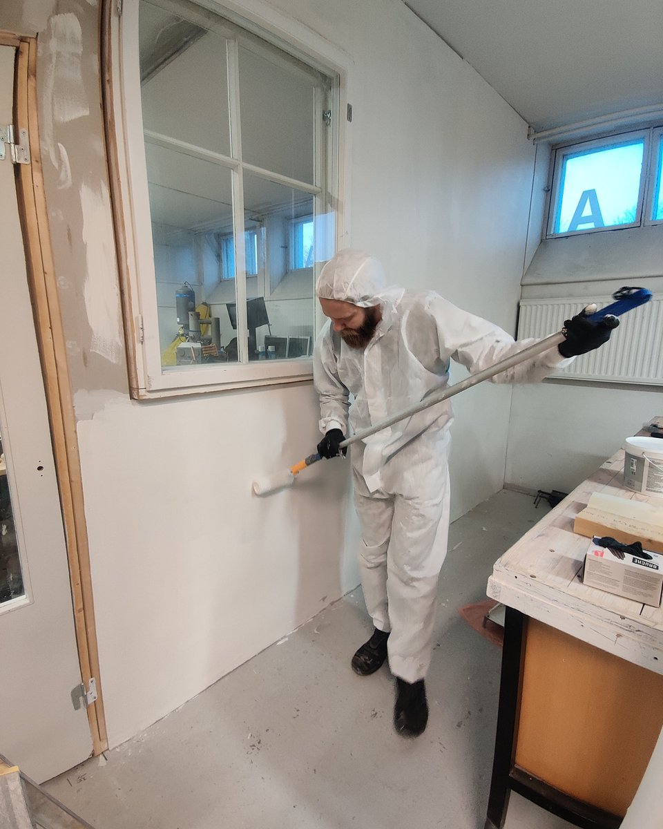 Seiniä jo maalataan. Kohta päästään järjestämään tavaroita paikoilleen. Jännää!

 #vaasa #vasa #vaasahacklab #verstas #raksa #makerspace #verstaskeskelläkaupunkia instagram.com/p/ClmM1BHNRwW/