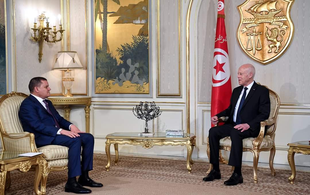 TnPresidency's tweet photo. التأكيد على الحرص المتبادل على اتخاذ قرارات فعلية وإجراءات ملموسة تُمكّن من مزيد تعزيز روابط الأخوة وعلاقات التعاون والتعاضد والتكامل المتينة القائمة بين البلدين أبرز محاور استقبال رئيس الجمهورية #قيس_سعيّد لرئيس حكومة الوحدة الوطنية الليبية السيّد عبد الحميد الدبيبة. #TnPR https://t.co/fkA13Dia3E