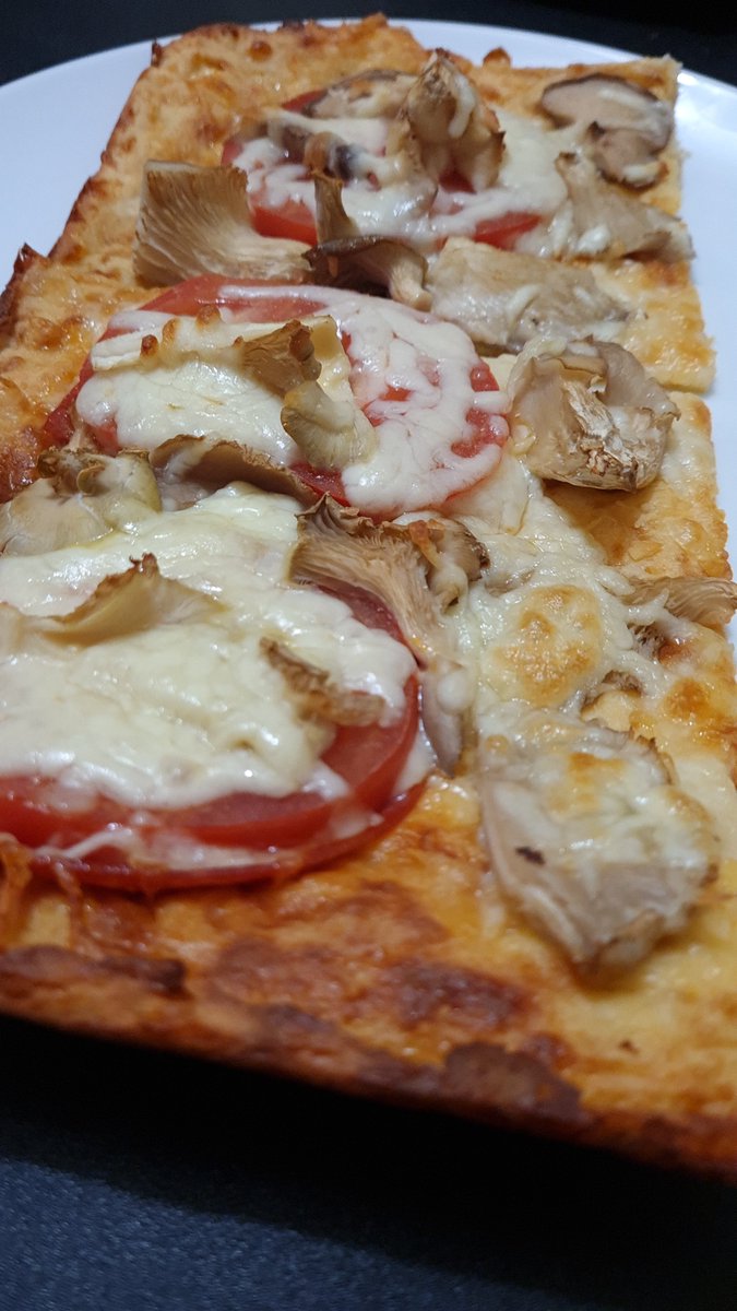 CoachRallyRus's tweet image. My healthy and keto friendly dinner tonight😋❤️ 
Keto Pizza
 #ketorecipes #ketofood #ketofoodideas #lowcarb #lowcarbfood #lowcarbfoodideas #glutenfreefood #foodie #foodlover #lowcarb #ketofriendly #healthydinner #healthydinnerideas #keto #ketopizza