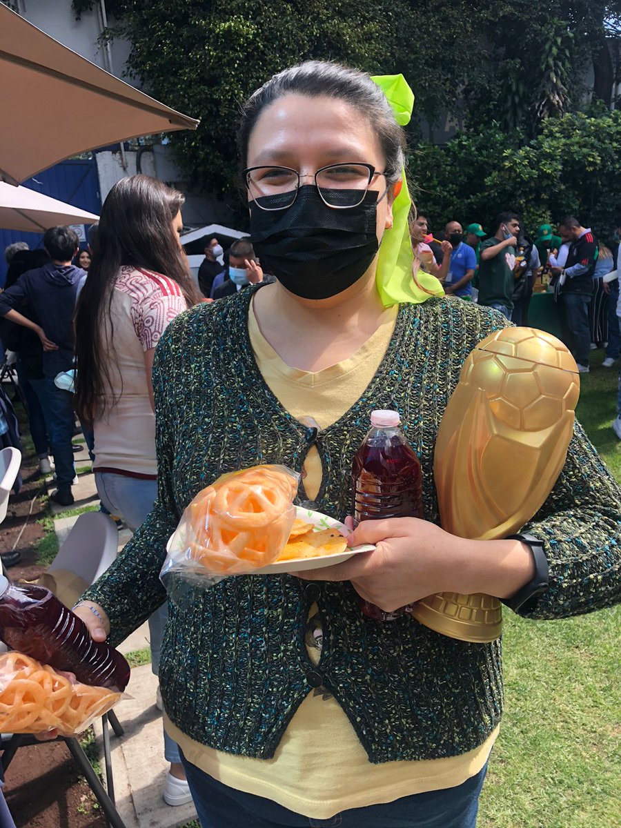 Radio_Formula's tweet photo. 📸FOTOS | Así se vive la emoción por el partido de México contra Arabia Saudita en Grupo Fórmula con una deliciosa @FrutichelaM. #sponsor https://t.co/SVGCsVWBhN