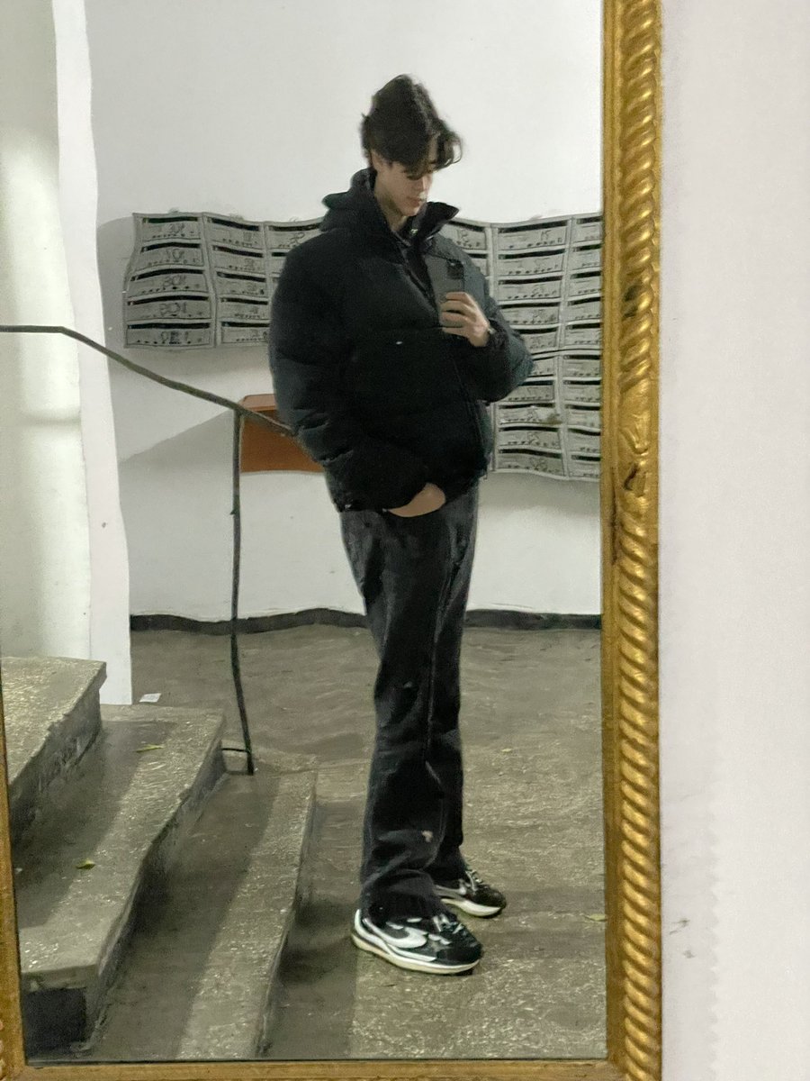 okeyalecs's tweet photo. this is how i actually look #ootd https://t.co/ziqq9Naw9b