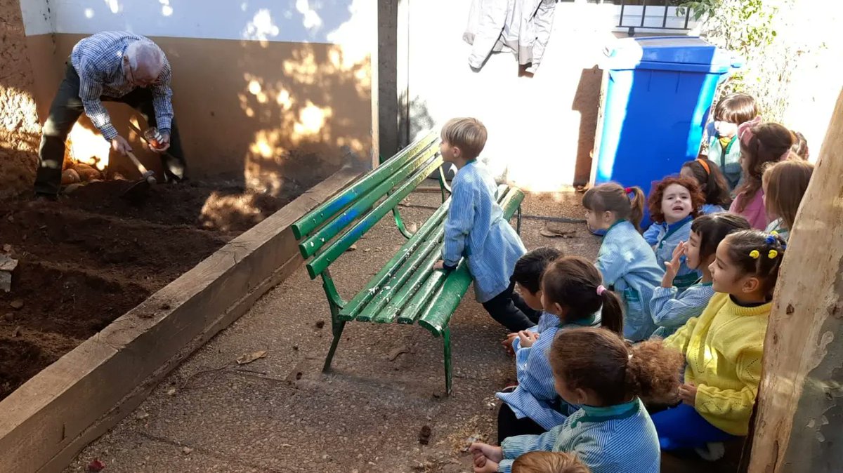 FEPSantRamon's tweet photo. Avui el #superavi ha tornat per a posar a punt l'hort de cara a l'hivern. Els de p5 s'encarreguen de mantenir-lo ben a punt #EscolesSostenibles @escolesXESC @ecofep @eco_FEP @premsa_sostenible @premsa_sost @esenred21 https://t.co/Io3qfOoa4W