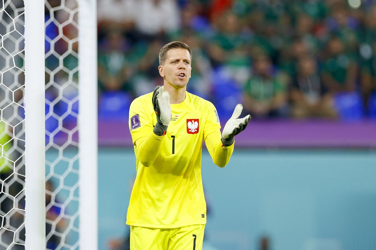 ActuFoot_'s tweet photo. Deux penalties arrêtés en deux matches pour ce mur de Szczesny 🧱🇵🇱 https://t.co/PNelxBxzDH