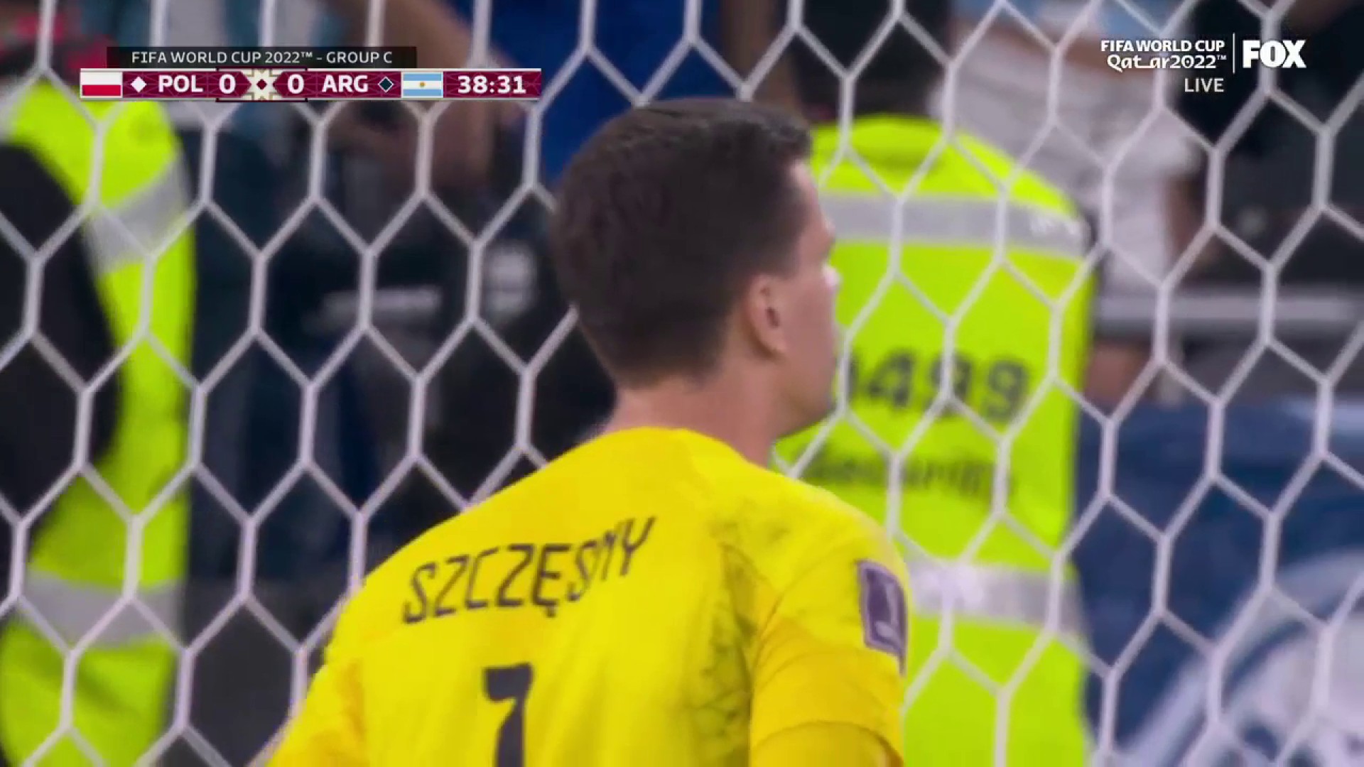 Szczesny defendendo o pênalti do Messi : r/futebol