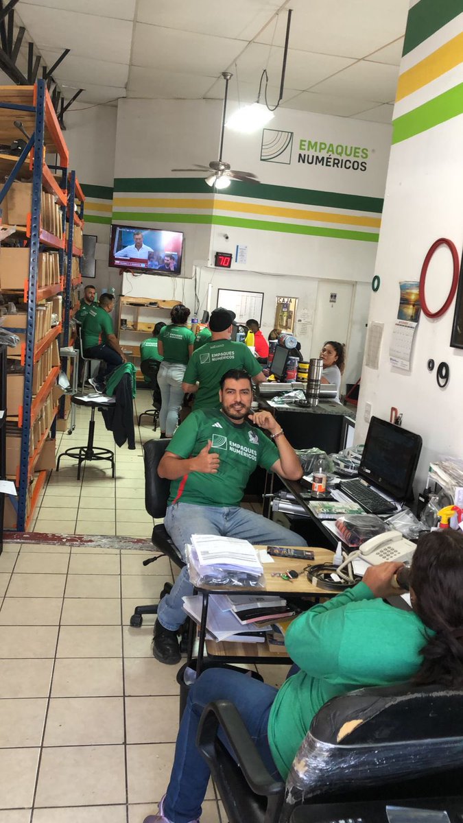 robcarlosg's tweet photo. La raza de EMPAQUES NUMERICOS viendo el partido  #de_regios_para_regios https://t.co/O5WmjIfhna