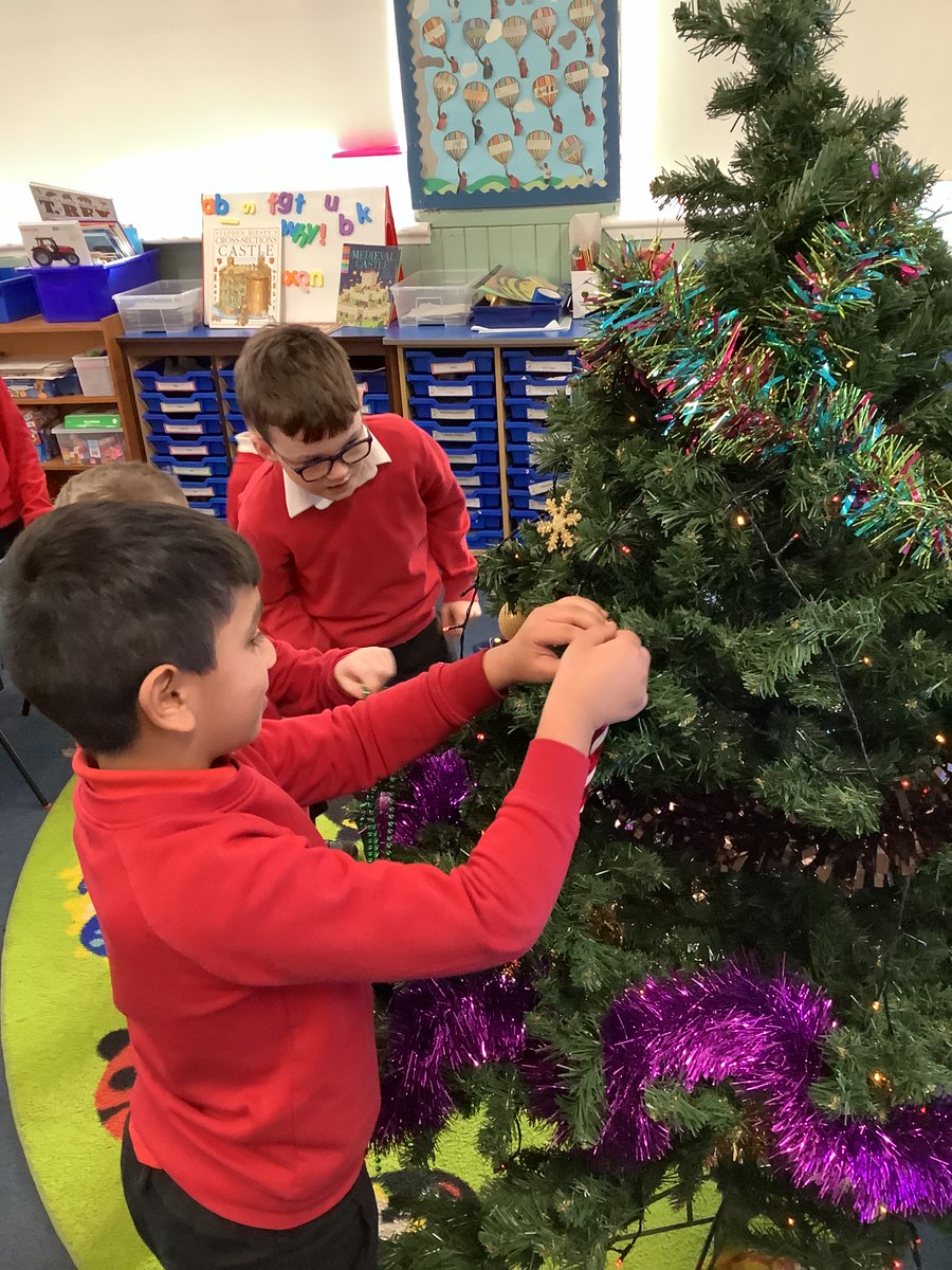 MrsPringleSPS's tweet photo. Derek let P3 decorate a Christmas tree today. It is to help us write instructions in writing. It felt a bit Christmassy…….. https://t.co/ck37edqwgz