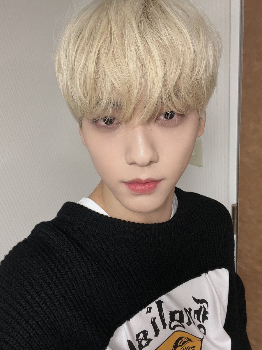 00FSUN's tweet photo. 마마 무대 잘 보셨나요?
매 무대마다 늘 아쉬움이 남지만 정말 최선을 다해 준비했으니 후회는 남지 않습니다
약간의 실수도 있었지만 잘 넘어간 것 같아요 그쵸 ㅋㅋㅋ
방금 컨트 티저도 공개가 되었는데 오늘이 여러분께 선물 같은 하루였길 바라요 사랑합니다 모아들! https://t.co/AihlcEqdbT