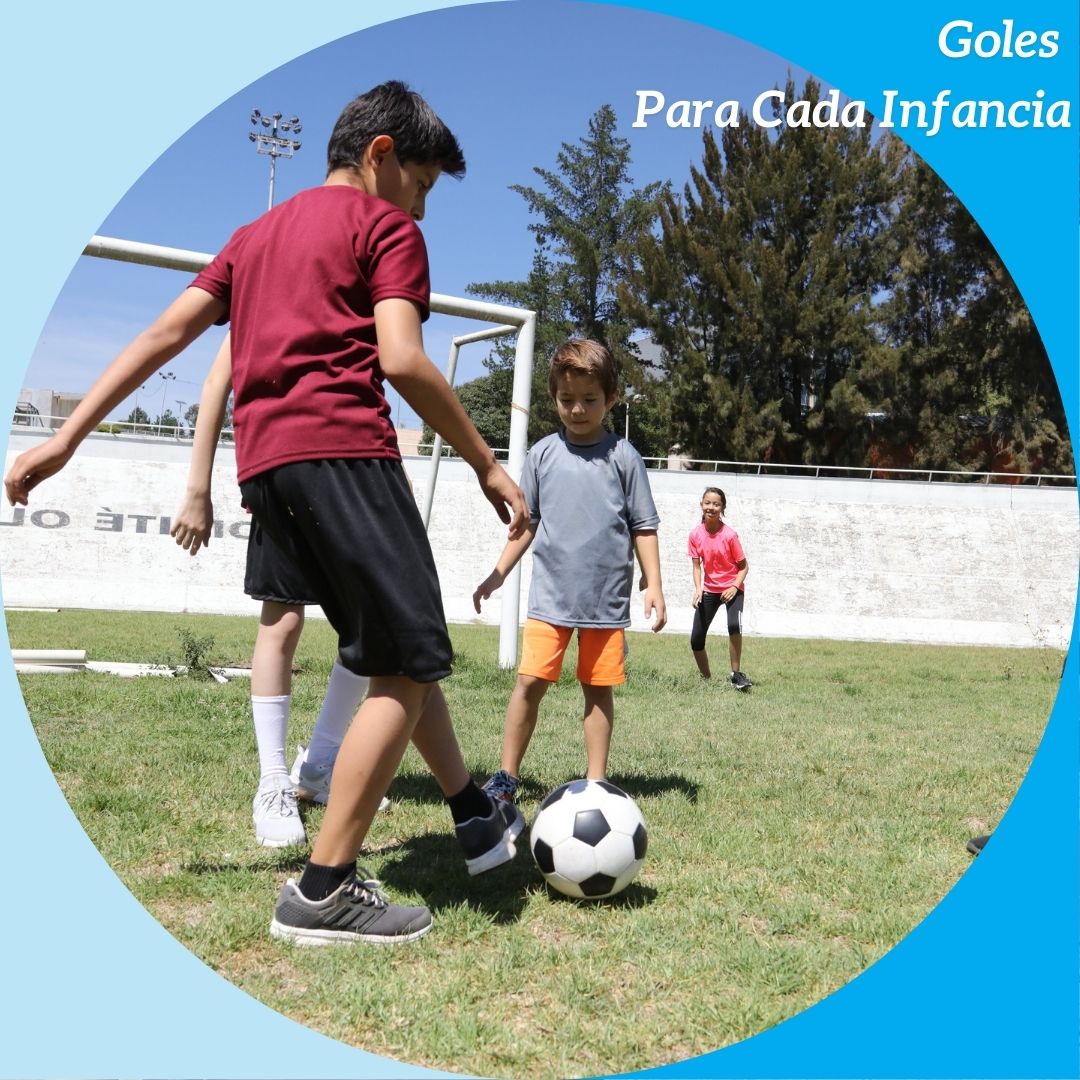 UNICEFMexico's tweet photo. Todos los días son buenos para lograr un mundo en el que cada niño, niña y adolescente pueda disfrutar de todos sus derechos. 🙌 
 
En la consecución de victorias #ParaCadaInfancia somos un solo equipo. ⚽🏆 #MéxicoVsArabia https://t.co/E2OIj0DnoS