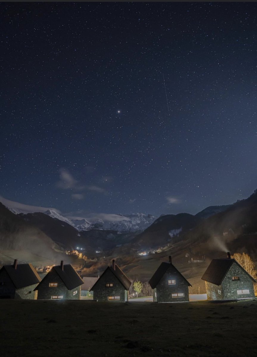 This is not #Norway but Lepushe Albania 🇦🇱. Lepushe is the former Klemend municipality Shkoder county northern Albania.   🇦🇱🇦🇱🦅🦅🦅

#Albania #shqiperia #Albanian #stars #sky #night #view