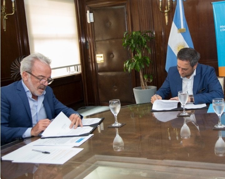 Me reuní con el Ministro de Ambiente de la Nación, <a href="/juancabandie/">Juan Cabandié</a> con el objetivo de agilizar los Recursos del Fondo Nacional del Manejo del Fuego. La Nación comprometió 161 millones de pesos que serán destinados a fortalecer el Plan Provincial de Manejo del Fuego.