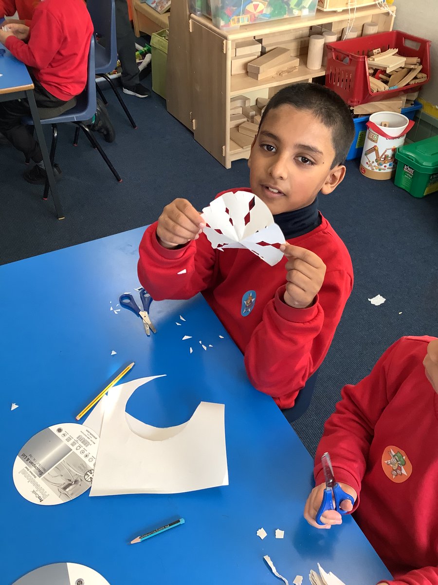 MrsPringleSPS's tweet photo. P3 also made snowflakes today as part of our work on Symmetry. Just like real snowflakes, they were all different. https://t.co/cEjd2PAH3I