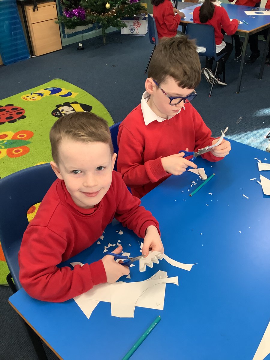 MrsPringleSPS's tweet photo. P3 also made snowflakes today as part of our work on Symmetry. Just like real snowflakes, they were all different. https://t.co/cEjd2PAH3I