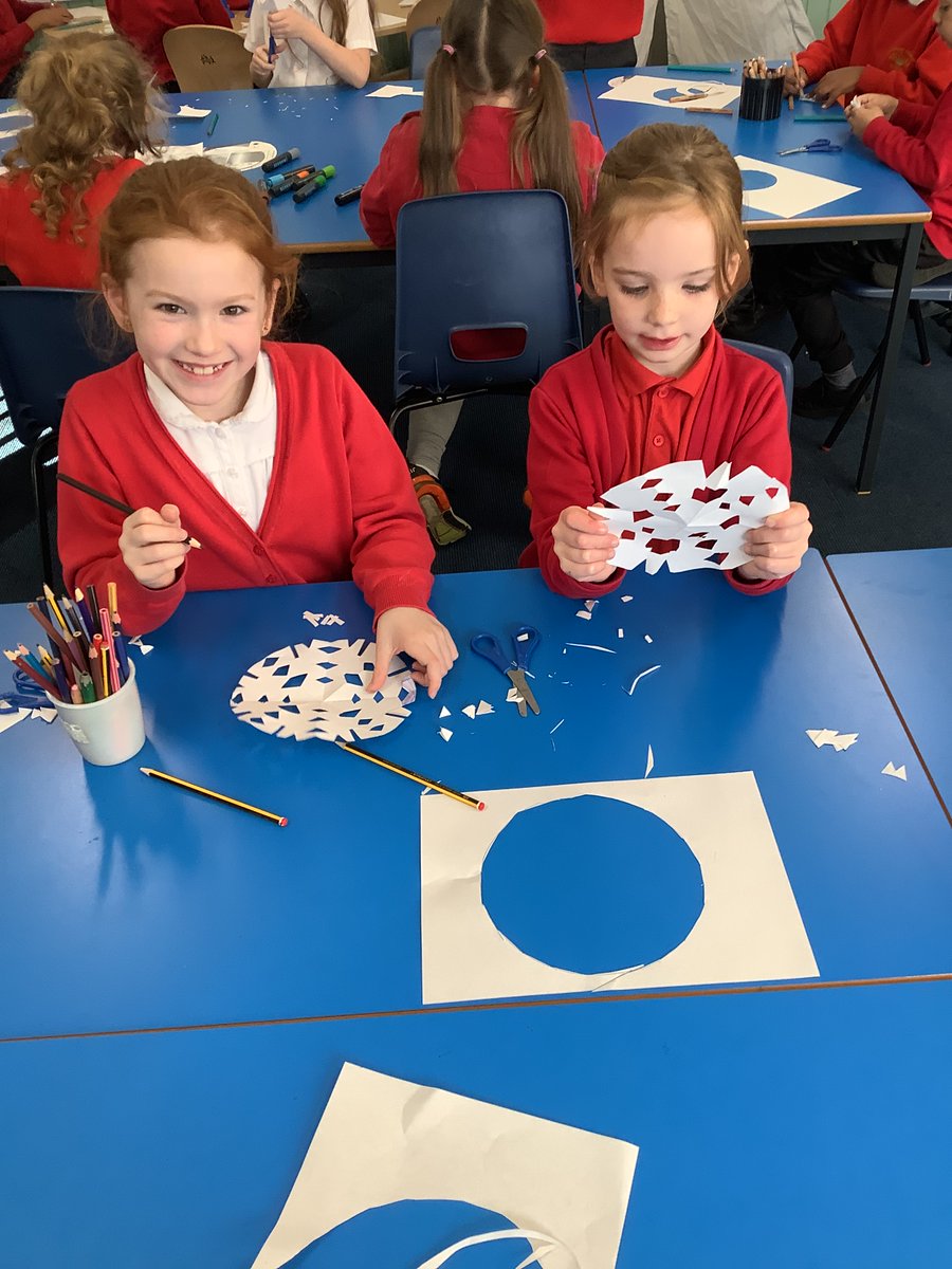 MrsPringleSPS's tweet photo. P3 also made snowflakes today as part of our work on Symmetry. Just like real snowflakes, they were all different. https://t.co/cEjd2PAH3I