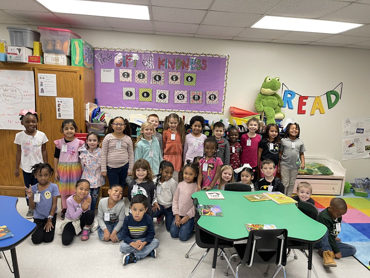 littleBullfrogs's tweet photo. One of my favorite traditions with the littles. We are giving the gift of kindness!❤️💚 @EffieBullfrogs #bekind #readysetgrow https://t.co/qnCTNWy7fQ