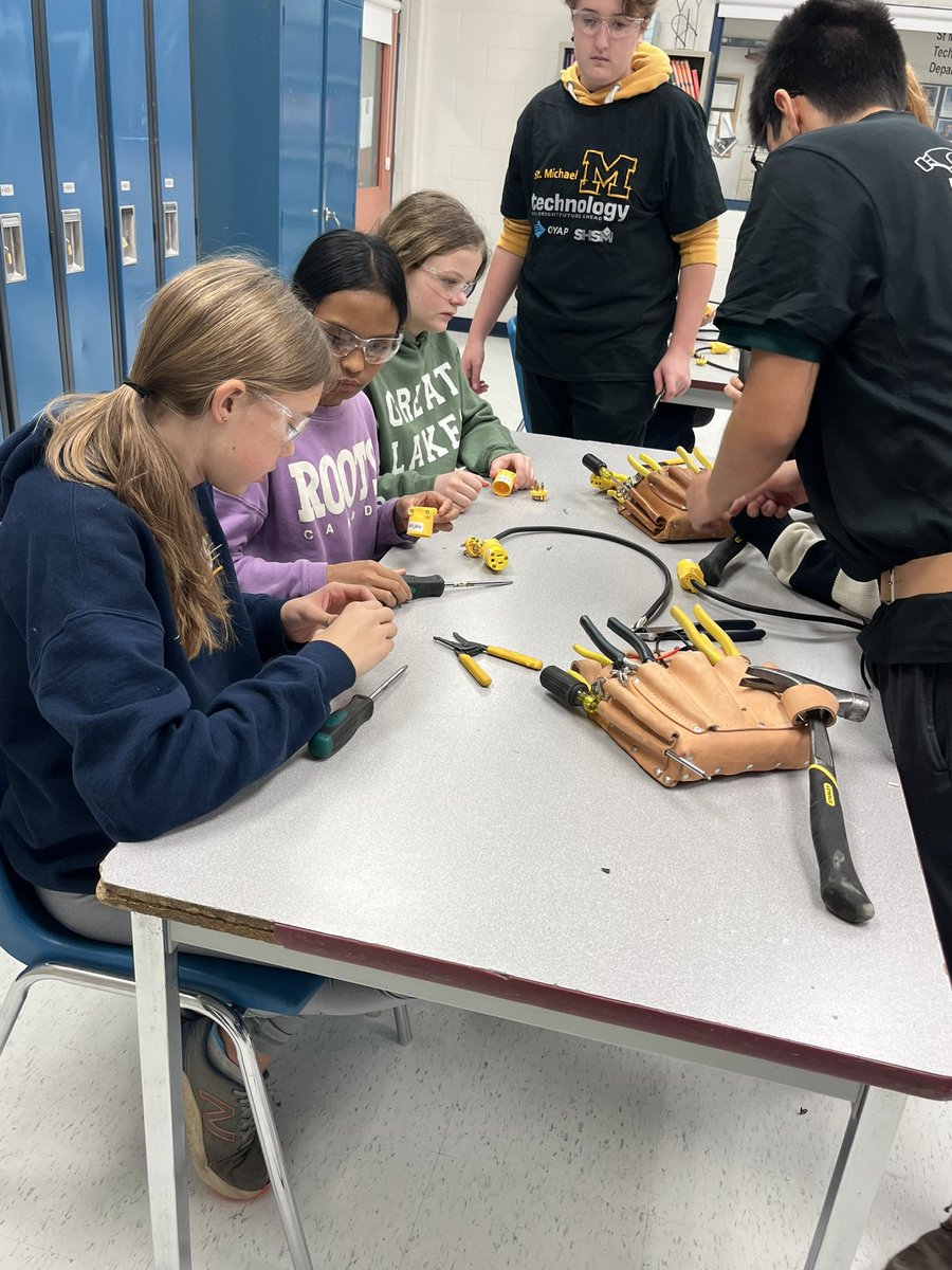 SarahBecker84's tweet photo. Awesome Tech Day @StMikesCSS with these grade 8s! Students had an opportunity to explore a variety of skilled trades including aesthetics, construction, plumbing, transportation, electrical &amp; manufacturing! @HolyNameofMary #skilledtrades #futureapprentices https://t.co/eVLUP2xt0O