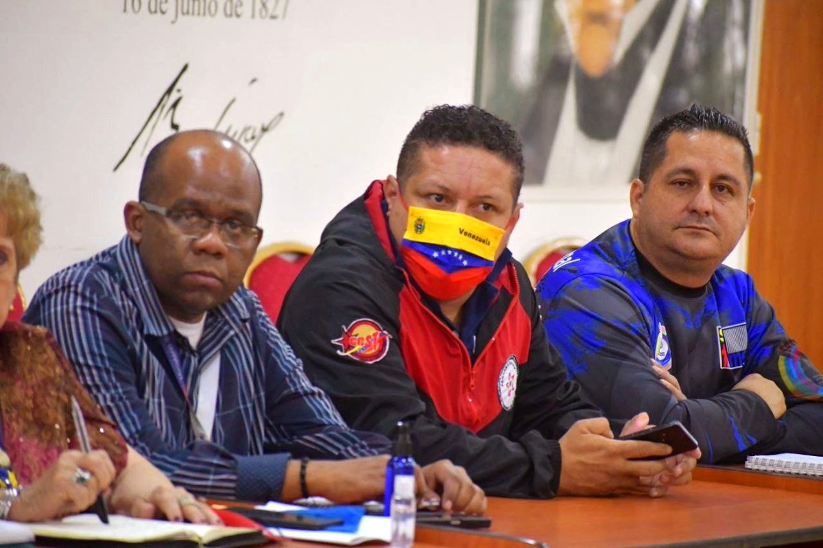 ¡Por los beneficios colectivos!

Las reivindicaciones de nuestros/as trabajadores/as son prioridad. La Min. <a href="/_LaAvanzadora/">Yelitze Santaella</a> participó en mesa de trabajo junto a 17 organizaciones sindicales para debatir y evaluar el Contrato Único y Unitario del magisterio.

#LoLogramosEnMexico