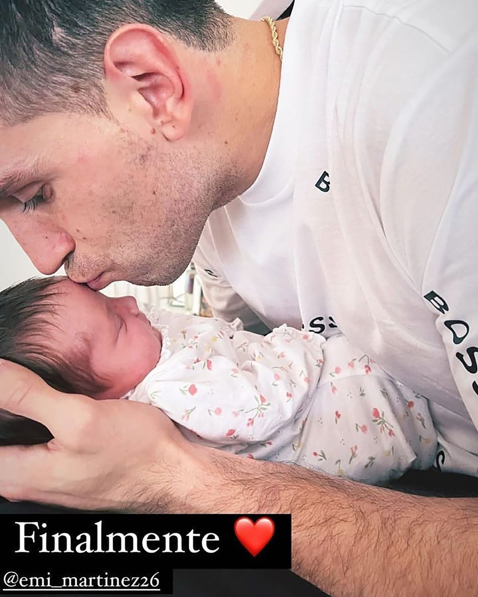 DetailPro2's tweet photo. Dibu aprovechando para hacerle upa a la hija en el primer tiempo! 

#argentina #argentinavspoland #SeleccionArgentina #dibu #Messi #arquero #VamosArgentina https://t.co/z0yUwOywbk https://t.co/HOgRAYRG2N
