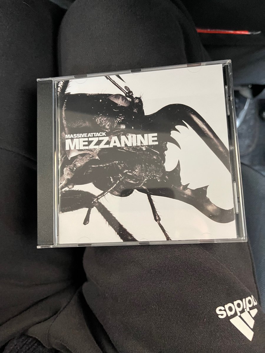 MisterJack's tweet photo. A friend of mine told me he was on a trip and decided to buy a CD.. just for fun. This made me remember of when I was a kid, when I would immediately pick the booklet to read it.

I don’t remember the last time I read one 🥹 https://t.co/0nG6pTKOYA