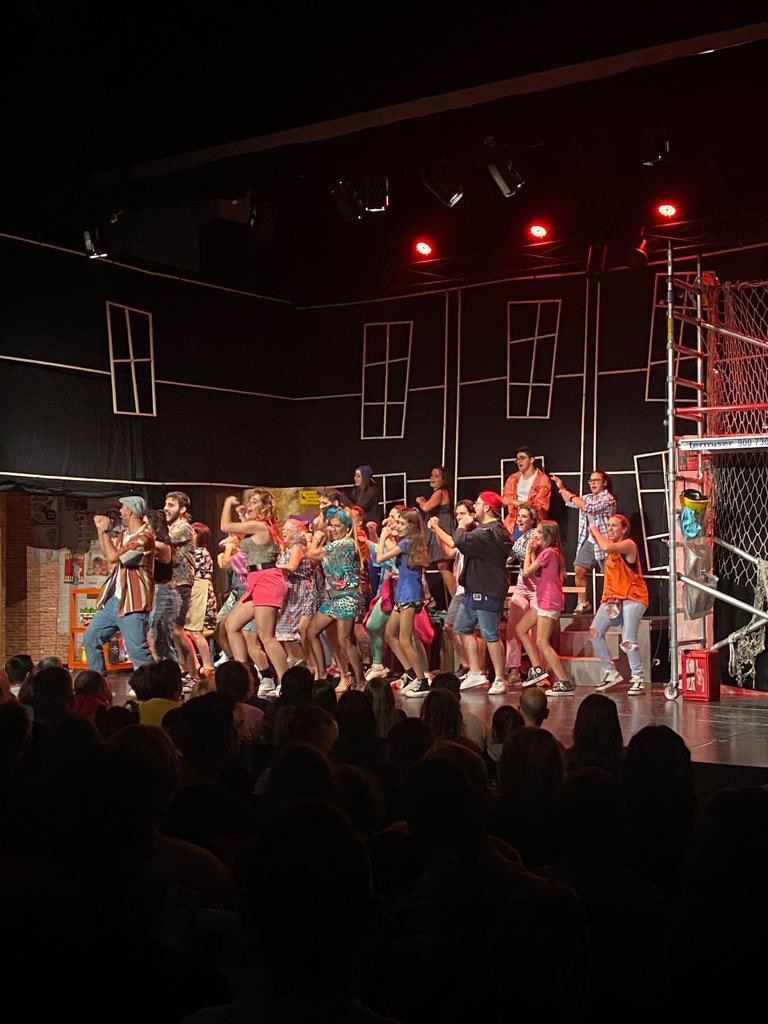 ZumZumTeatre's tweet photo. El darrer cap de setmana es va estrenar EL MEU BARRI, un espectacle musical de la Cia Magraners a Escena. 
Amb la direcció de Ramon Molins i escenografia de Joan Pena. 

Ens encanta acompanyar projectes com aquest a #Magraners 

Propera funció: 4/12 - 19h. https://t.co/VY01Eh7FAg