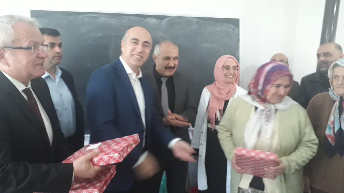 DevrekHem's tweet photo. Kaymakamımız Sayın Ümit ALTAY, Mekekler Köyü Köy Yaşam Merkezinde açmış olduğumuz Kuran-ı Kerim Okuma Kursumuzu ziyaret ederek, kursiyerlerimize  Kuran-ı Kerim hediye etti.@tcmeb @mebhbogm @sdulger43 @zuleyhaaldogan @ercankahya67 @MATLI8 @OzluogluYasar  @HasanErgul83 https://t.co/CJ76LjhyJ7