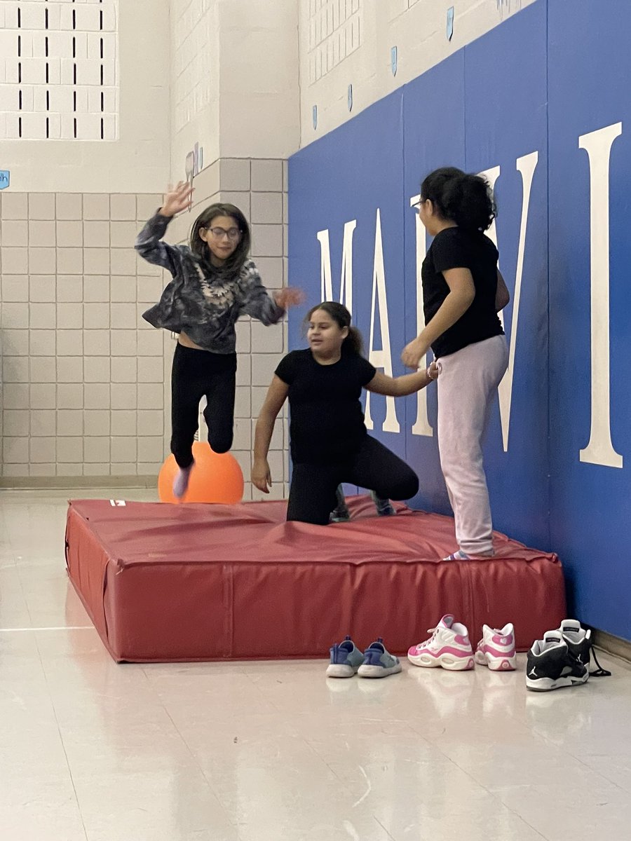 PEwithMissH's tweet photo. Another class earned extra gym time by demonstrating good behavior during gym class! Way to go @MrKMarvine 4th graders!!! And look at them all independently organizing games and playing so nicely..a football game, gymnastics, tag, and hockey! 😍 #proudmarvinemustang https://t.co/3LnSIAccqG