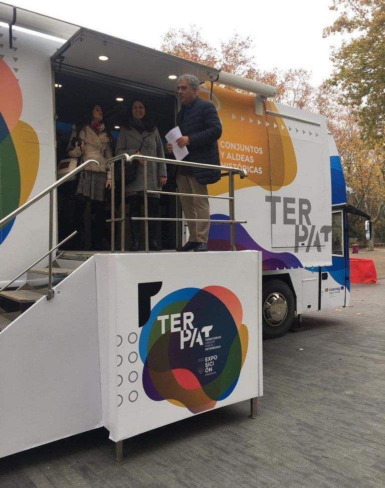 patrimoniojcyl's tweet photo. El autobús #TERPAT recorrerá hasta el 20 de diciembre municipios de Valladolid, León, Zamora, Portugal, Salamanca y Ávila con una exposición para impulsar el acercamiento del público al #PatrimonioCultural, apostando por el uso de nuevas tecnologías https://t.co/IhCpyRj15j https://t.co/XQ72QaTI07