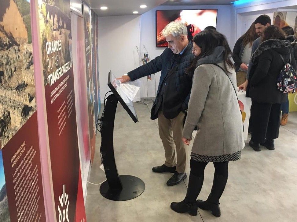 patrimoniojcyl's tweet photo. El autobús #TERPAT recorrerá hasta el 20 de diciembre municipios de Valladolid, León, Zamora, Portugal, Salamanca y Ávila con una exposición para impulsar el acercamiento del público al #PatrimonioCultural, apostando por el uso de nuevas tecnologías https://t.co/IhCpyRj15j https://t.co/XQ72QaTI07