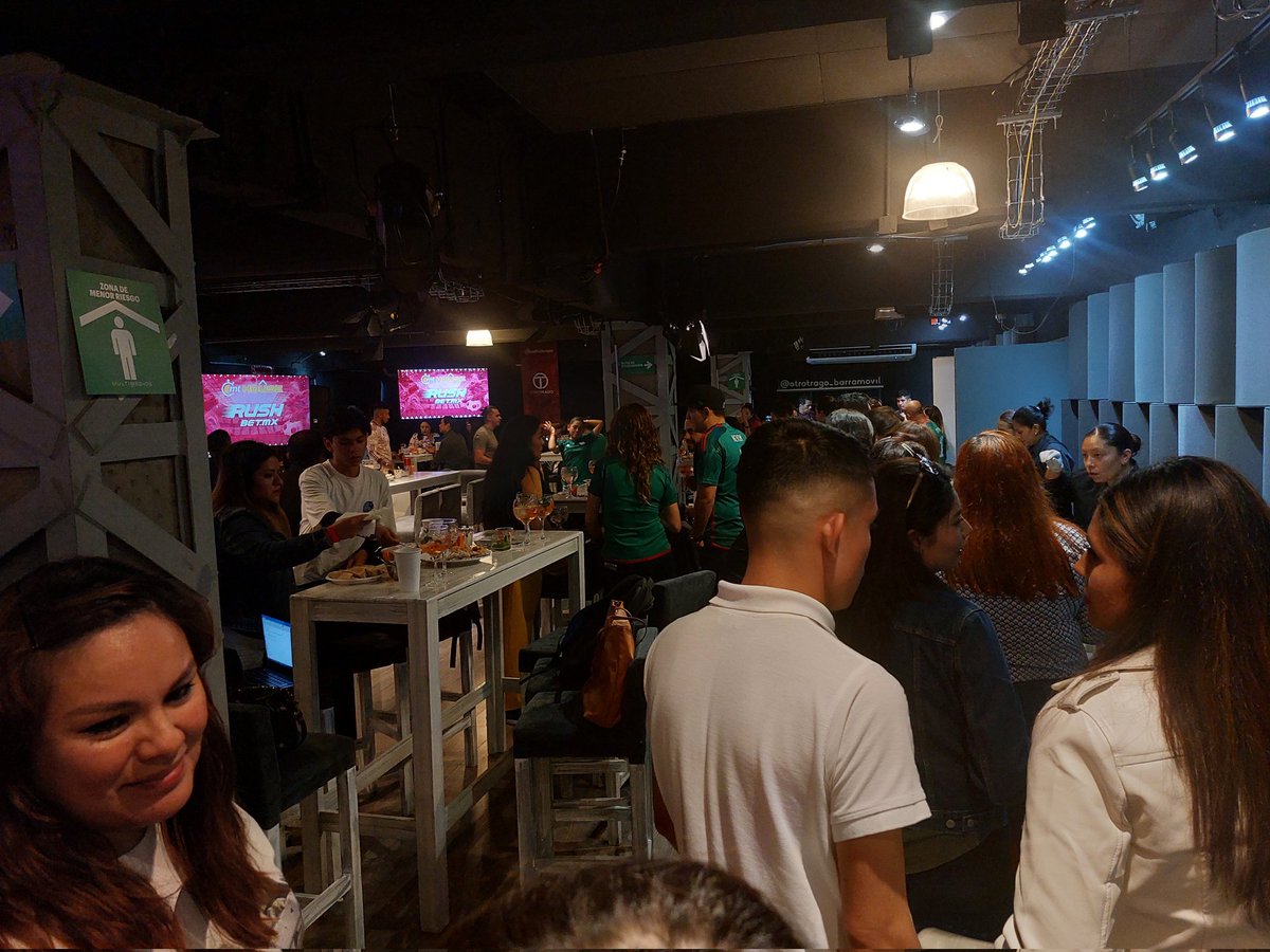 multimediostv's tweet image. Vamos a medio tiempo del partido ¿Cómo ves el desempeño de México? 

Seguimos viviendo la pasión del mundial con el #MTHouse 🥳