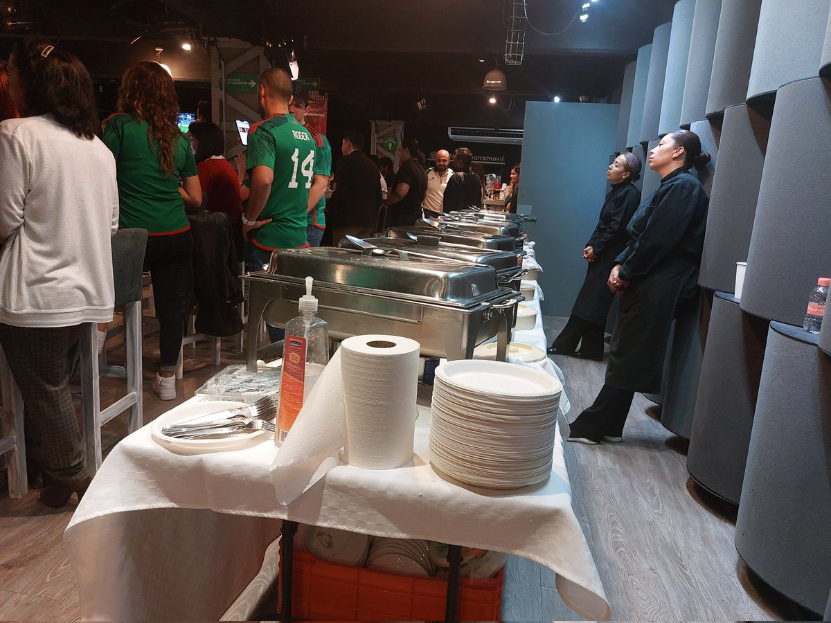 multimediostv's tweet image. Vamos a medio tiempo del partido ¿Cómo ves el desempeño de México? 

Seguimos viviendo la pasión del mundial con el #MTHouse 🥳