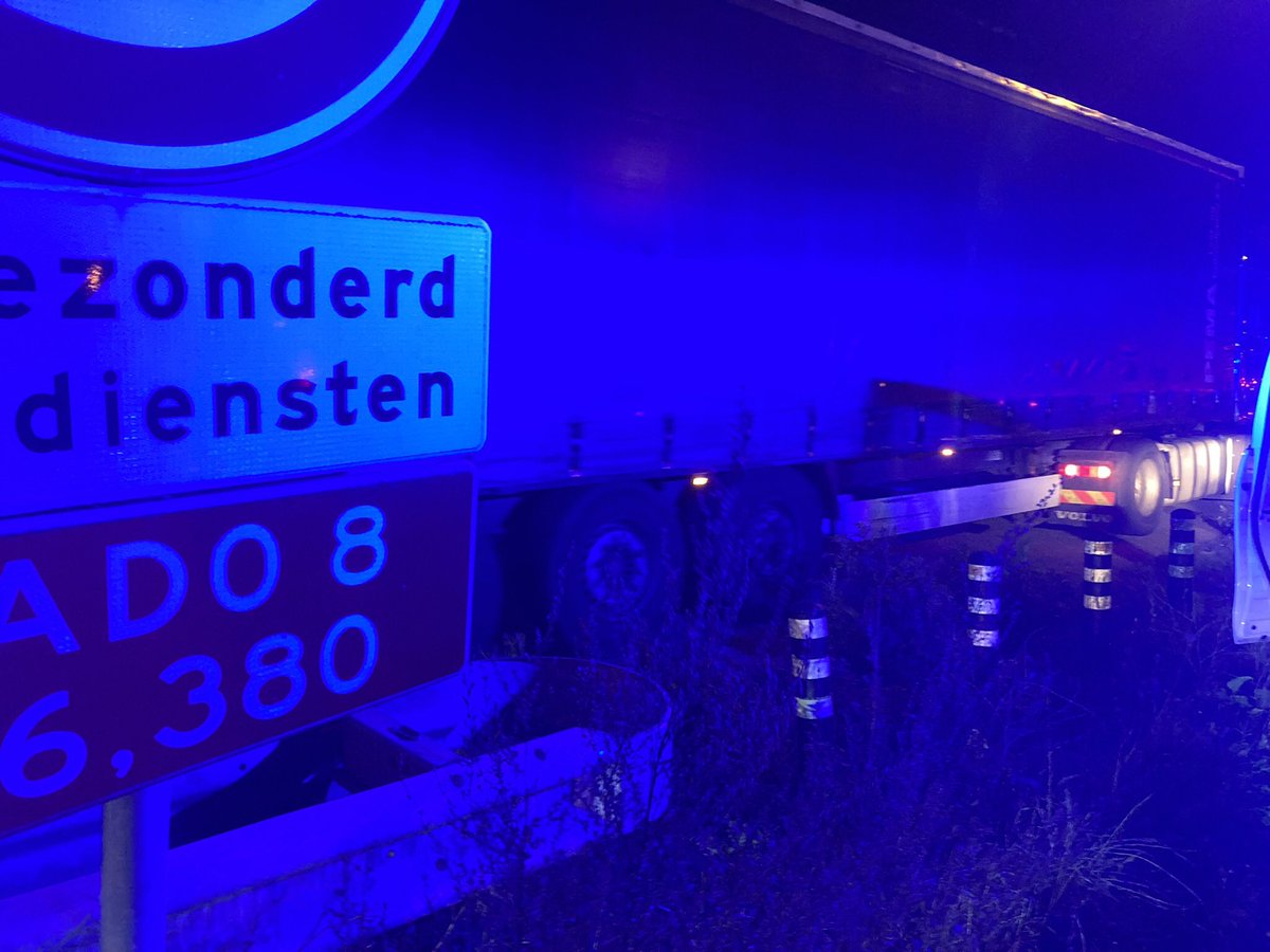 wis_robertvdA's tweet photo. #a2 116,3 #Hintham blokkeerde een 🚛 de calamiteiten doorgang waardoor er geen hulpdiensten door kon. Waaronder ikzelf. Bestuurder asap weggestuurd en heeft een PV daarvoor gekregen @RWSverkeersinfo https://t.co/o0CnTc5E90