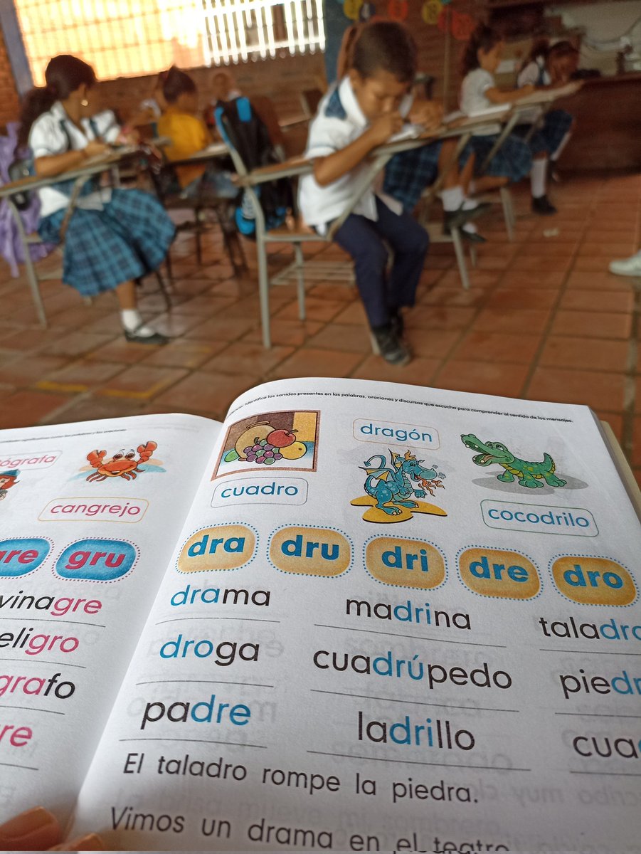 Cielo_Vans's tweet photo. #TransformoMiPracticaCuando 
El sentimiento más puro, es el de un maestro al darse cuenta de que alguna vez le enseñaron lo que enseña, y sólo busca enseñar mejor de lo que le enseñaron. 
-Cielo Van-strahlen. https://t.co/HVxWE8iIeo