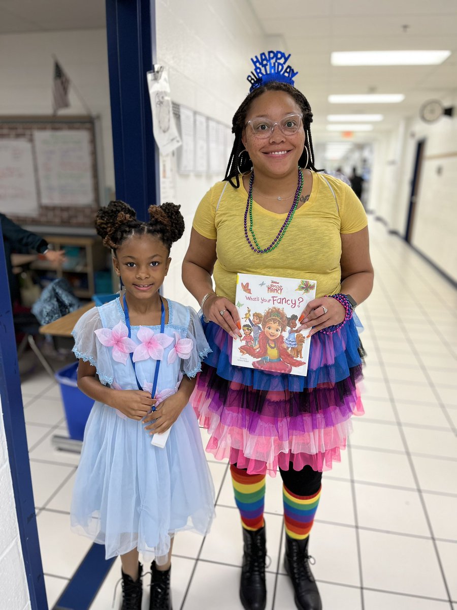 CoachLizWill's tweet photo. Book character day @Newtown_E @taylor_ebone @MikelleWilliam5 @JulieHawkes05 https://t.co/OpPSFg2yUp