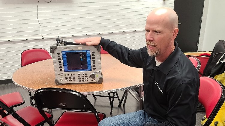 BGCStory's tweet image. THANKS to US Cellular for letting our kids participate in a STEM activity learning how cell phone reception is increased on game days! They enjoyed the pizza and the tour of the Hilton Coliseum! 🍕📱
#thankyou #stemactivitiesforkids #bgcstory #hiltoncoliseum #UScellular