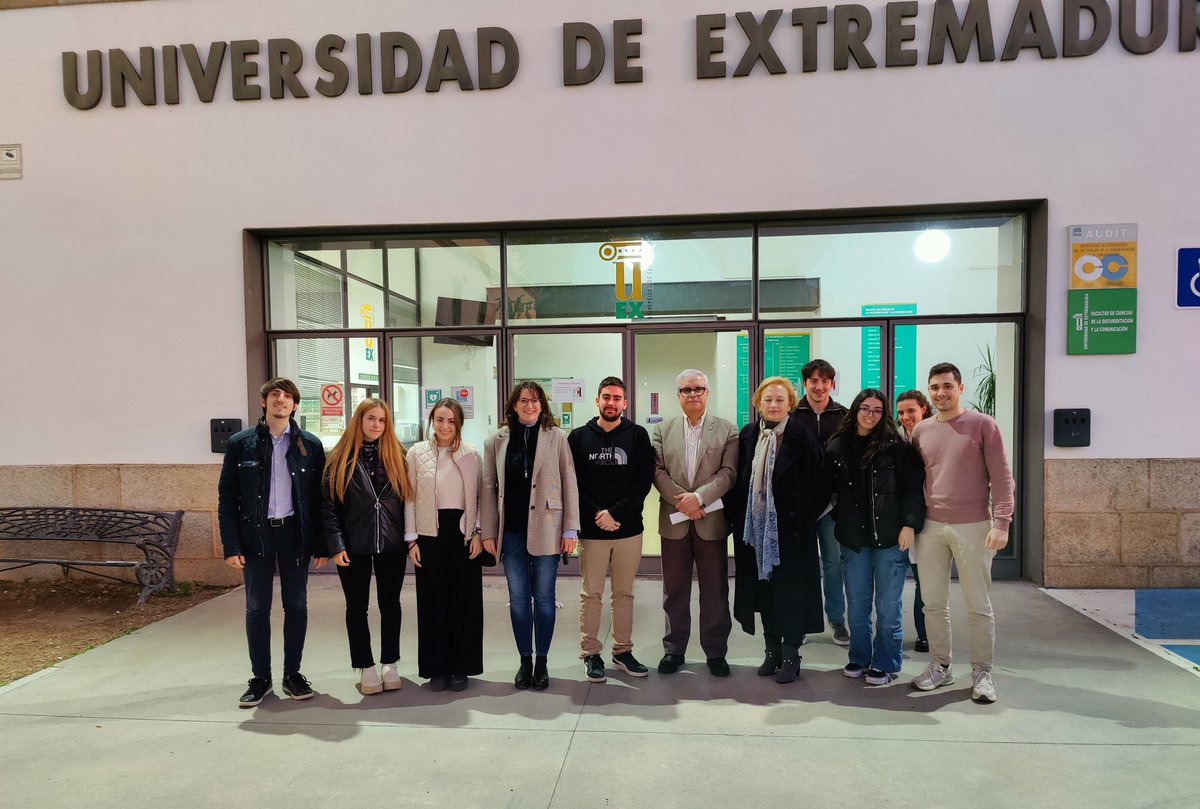 Ayer nos reunimos con el próximo rector de la UEx (<a href="/PedroFSRector/">PedroFernández_SeguimosContiGO</a>) y las próximas vicerrectoras de Estudiantes y Extensión Universitaria. Le trasladamos nuestras demandas y líneas de trabajo. Seguimos 💪🏼