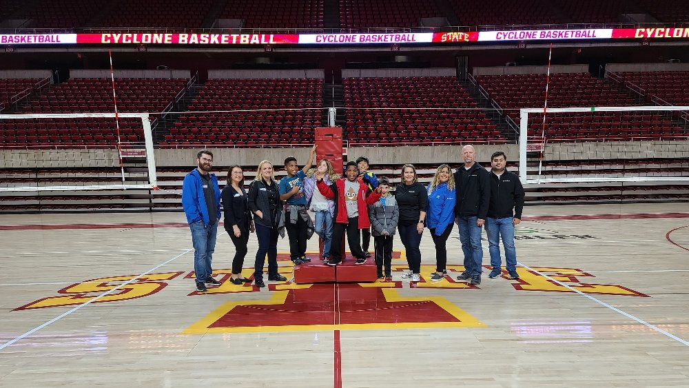 BGCStory's tweet image. THANKS to US Cellular for letting our kids participate in a STEM activity learning how cell phone reception is increased on game days! They enjoyed the pizza and the tour of the Hilton Coliseum! 🍕📱
#thankyou #stemactivitiesforkids #bgcstory #hiltoncoliseum #UScellular