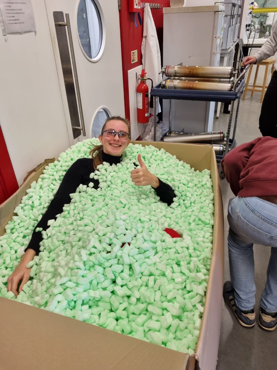 PlattFfion's tweet photo. the lab received some early christmas presents today (some packing peanuts were harmed in the making of this video) https://t.co/EW9vHSmYcP