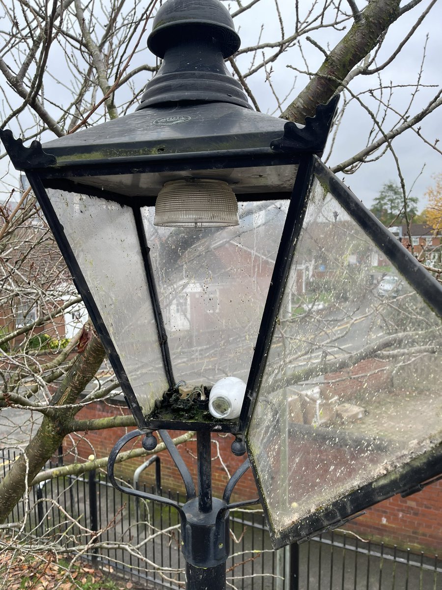 SolutionsEM's tweet image. Fixing and cleaning more outside lights again … and yes still using SON lamps #blockpropertymanagement #lightingrepairs #SALFORD #propertymanagement